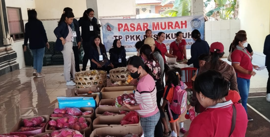 Sambut Hari Raya Galungan, TP PKK Desa Kukuh Kerambitan Gelar Pasar Buah Murah